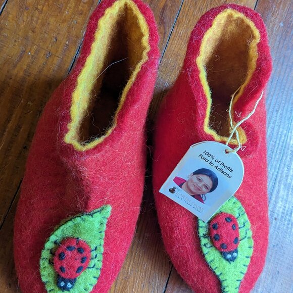 EARTH DIVAS Nepal Wool Felted Lady bug Slippers for children kids - Picture 3 of 4